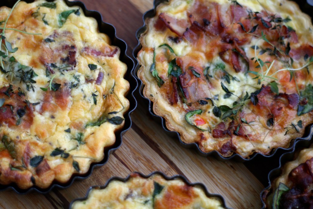 Porsjonsquicher med spinat og&nbsp;bacon.